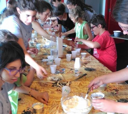 CasaOz - bambini intenti a preparare un buonissimo tiramisu durante il laboratorio di cucina