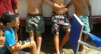 CasaOz - i ragazzi in posa sulla spiaggia