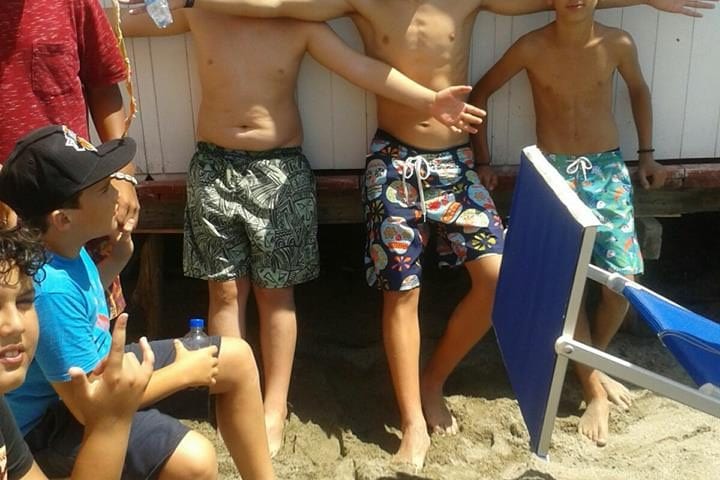 CasaOz - i ragazzi in posa sulla spiaggia