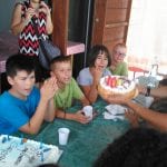 CasaOz - bambini che festeggiano felici il compleanno degli amici