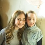 CasaOz - Giorgia Boni abbraccia una bambina di CasaOz
